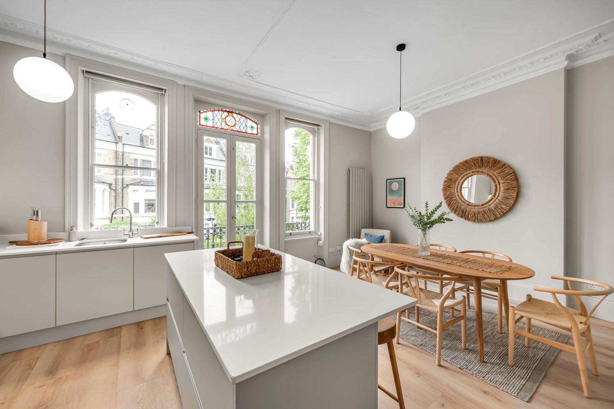 Luxury 3 Bed Apartment With Balcony In Kensington Olympia Лондон Экстерьер фото
