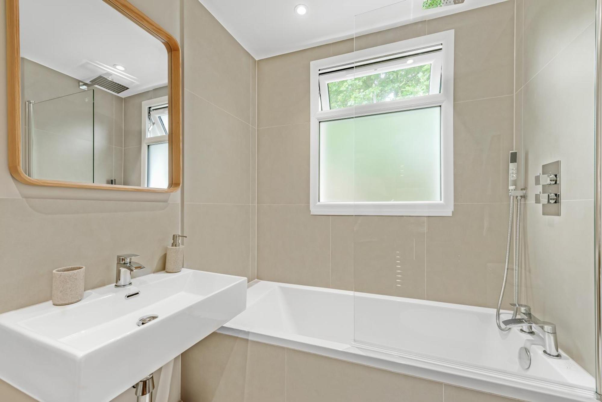 Luxury 3 Bed Apartment With Balcony In Kensington Olympia Лондон Экстерьер фото